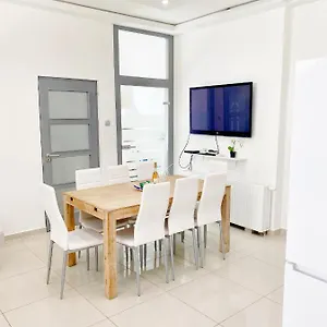 luxury-apartment-in-the-centre-with-a-place-for-barbecue-party.inbudapesthotels.com/